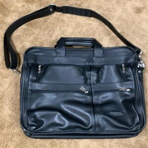 Bugatti Expandable Executive Carrying Case w/ handles/adjustable shoulder strap
